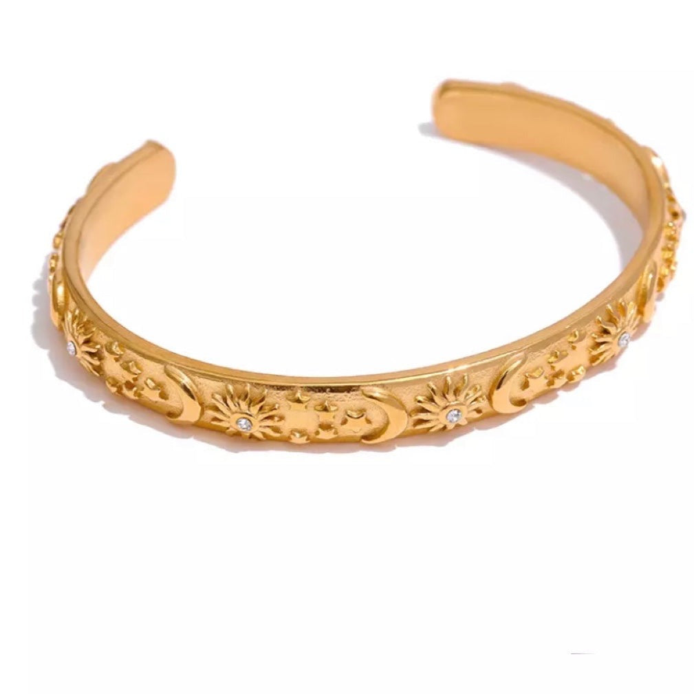 Exquisite Patterned Gold-plated Cuff With Crystal Accent